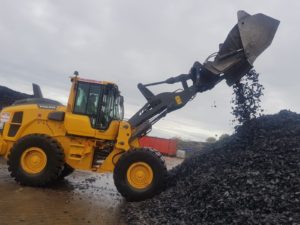 Volvo L90H stockpiling